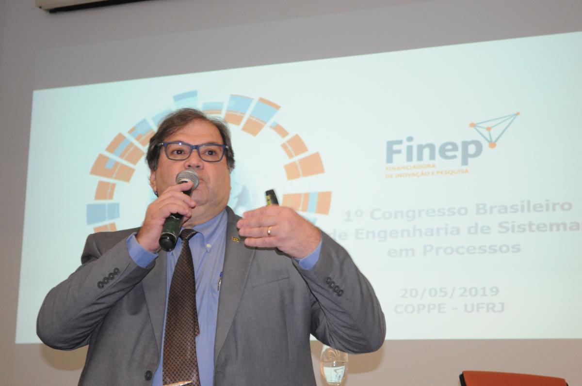Presidente da Finep participa de congresso e de reunião com diretores da Coppe