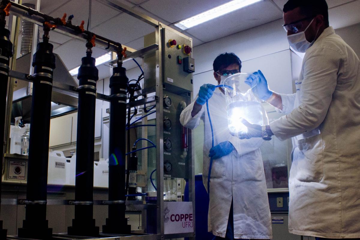 Laboratório da Coppe produz álcool 70% com tecnologia inovadora de filtragem