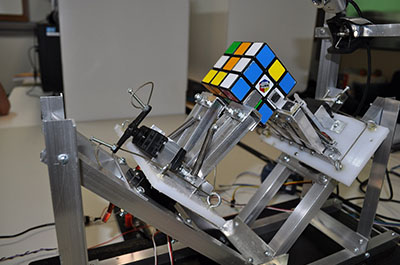Alunos constroem robô que resolve o Cubo Mágico