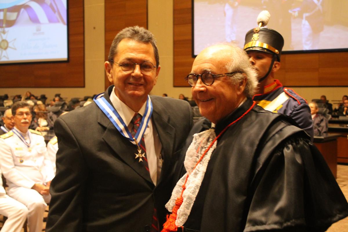 Professor Max Suell Dutra recebe Colar do Mérito Judiciário