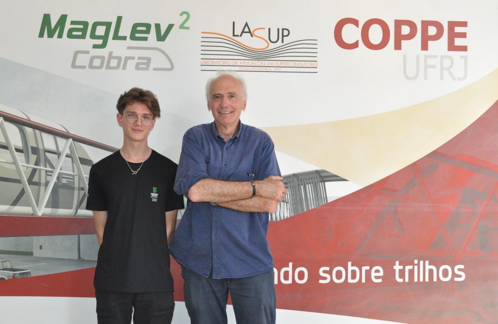 O vencedor da Olimpíada Brasileira de Neurociências, Luan Pereira, e o professor Richard Stephan