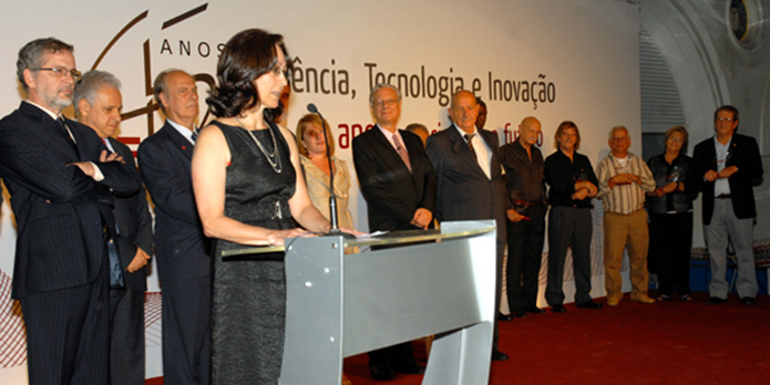 Funcionários homenageados emocionam a platéia