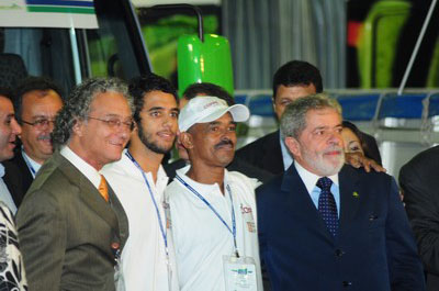 Presidente Lula é transportado no Ônibus a Hidrogênio da Coppe