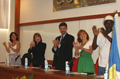 Emoção marca cerimônia de formatura da primeira turma de alfabetização de funcionários 