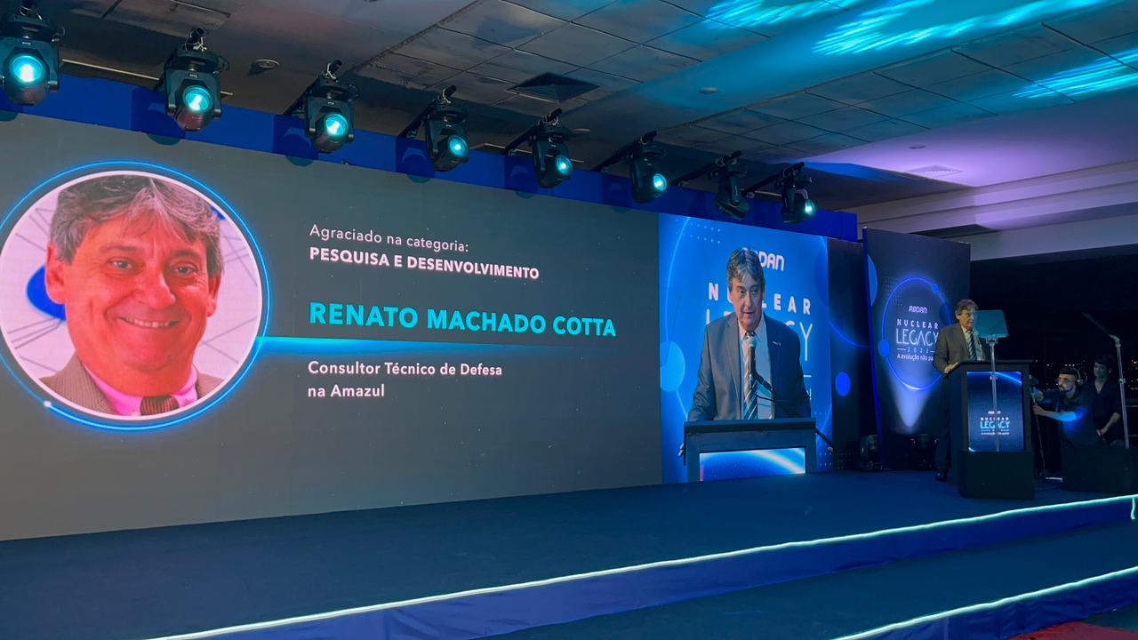 Renato Cotta recebe Medalha de Honra Nuclear em evento que também premiou aluna da Coppe