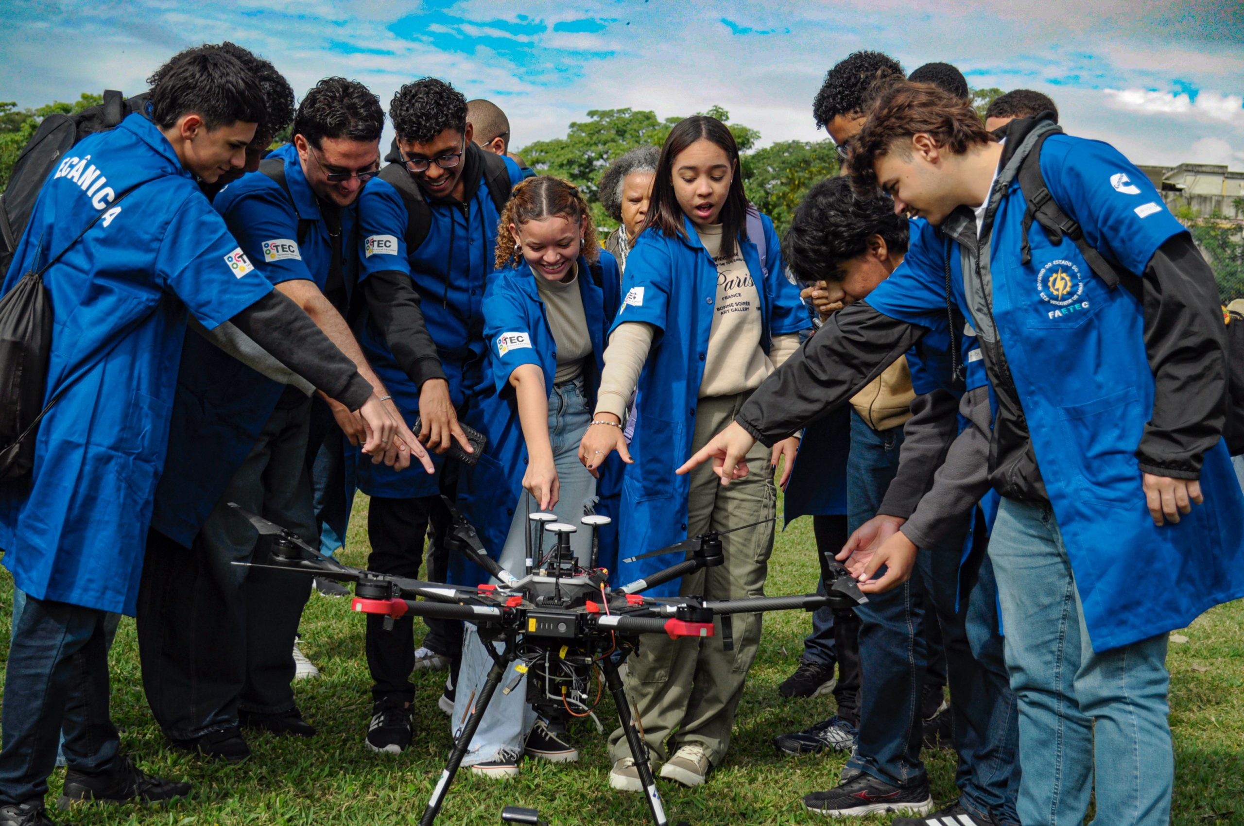 Estudantes descobrem a engenharia por trás de robôs e drones