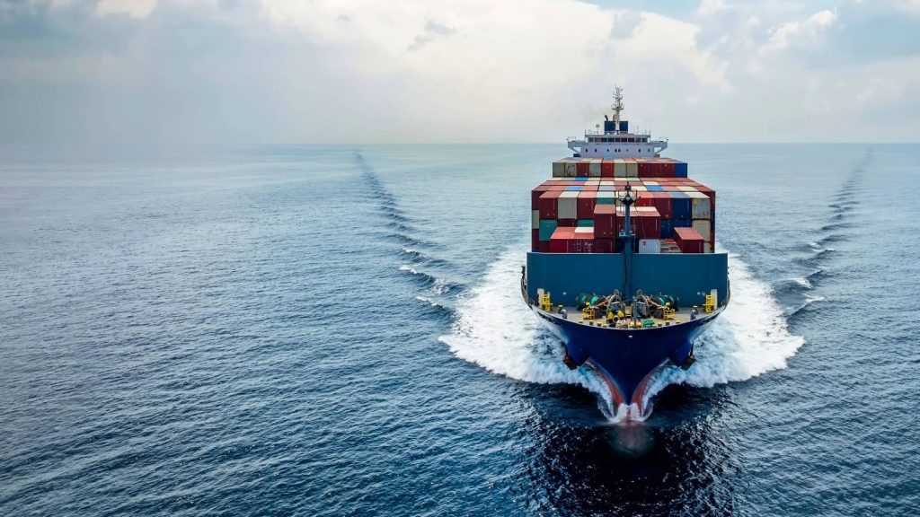 Um navio cruzando o mar. Imagem representando navegação marítima sustentável